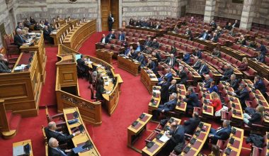 Μία αναθεώρηση για να συνεχίσει να κυβερνά η μειοψηφία